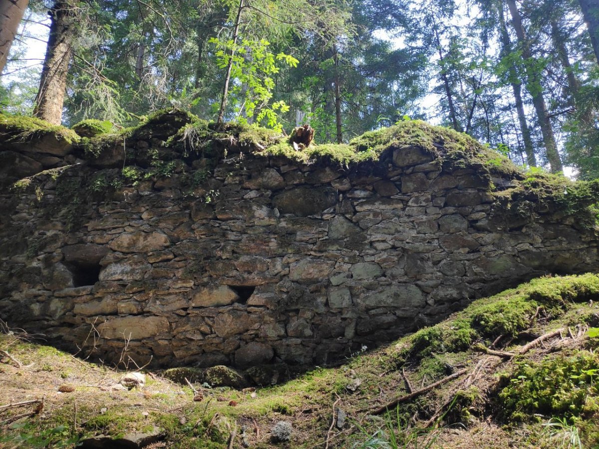Hus - zřícenina hradu (751&nbsp;m)